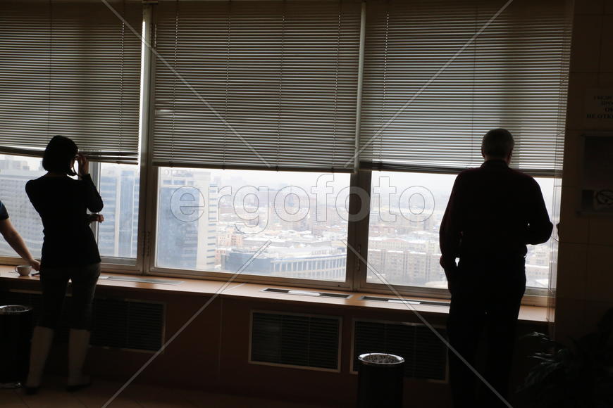 Менеджеры раздумывают и курят.