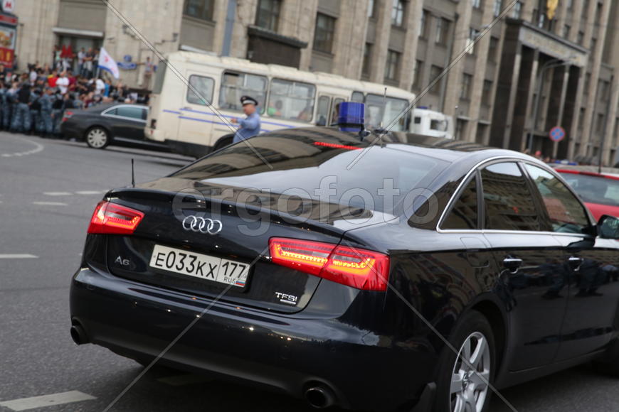 Митинг в защиту Навального, екх, машина с мигалкой