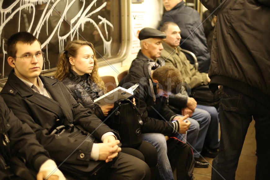 Пассажиры в метро