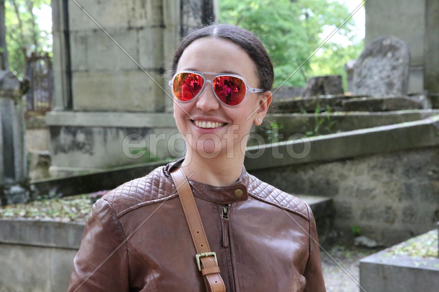 Дама в очках.