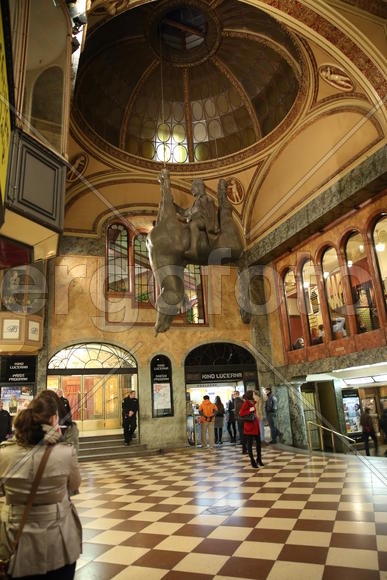 Скульптура перевёрнутой лошади в пассаже Люцерна