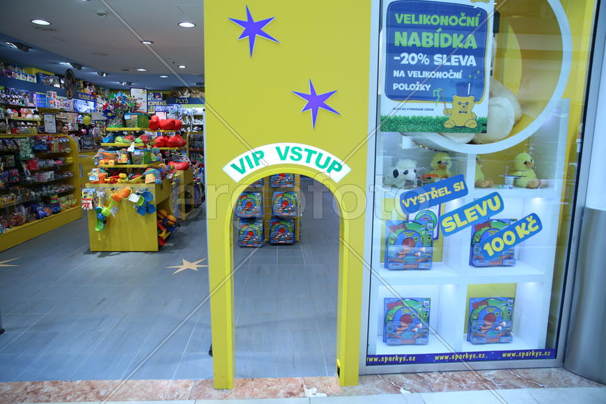 Вход для маленьких детей. Магазин игрушек