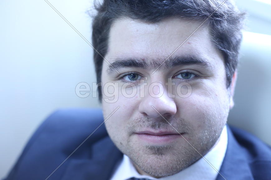 Илья Борисович Флакс смотрит в камеру