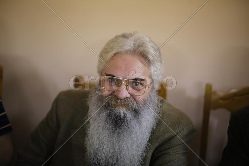 Человек с бородой крупным планом