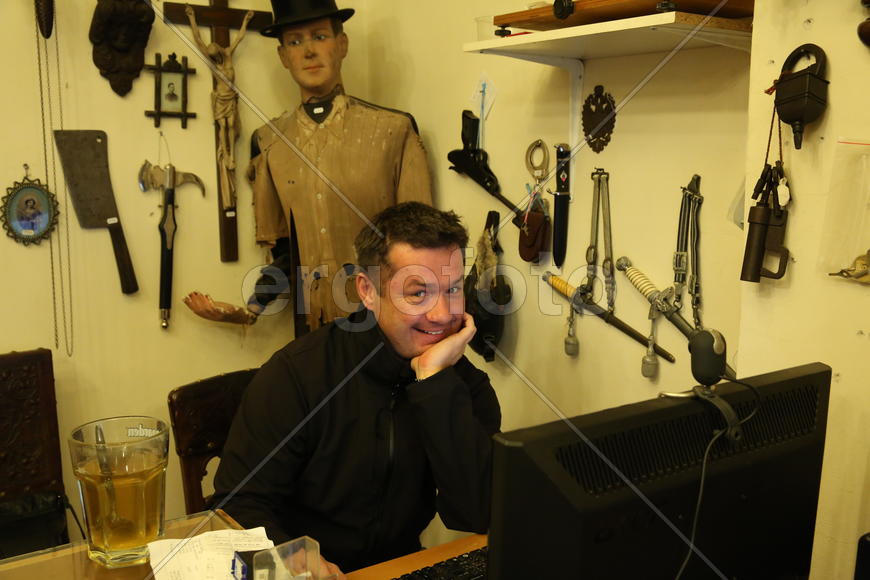 Хозяин лавки сувениров в музее пыток