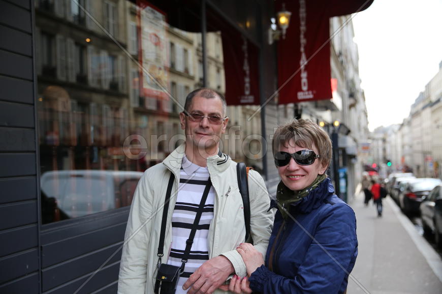 Он и она. Любовь. Париж. Завидуйте.