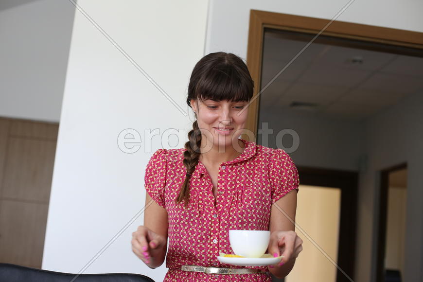 Девушка и чашка