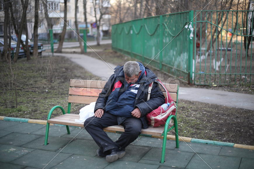 Отдых на скамейке.