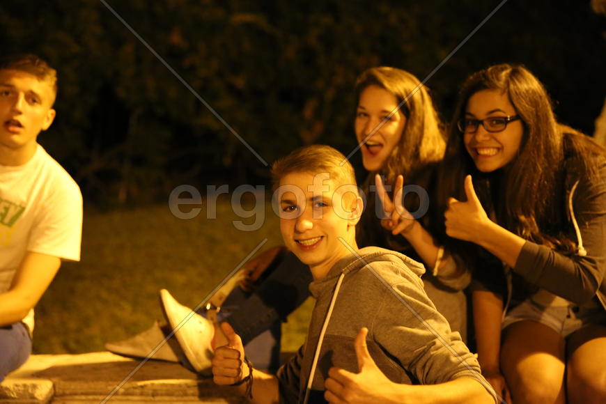 Они нас приветствовали