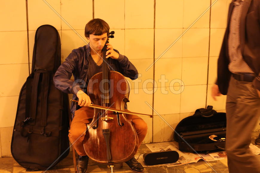 Виолончель, подземный переход