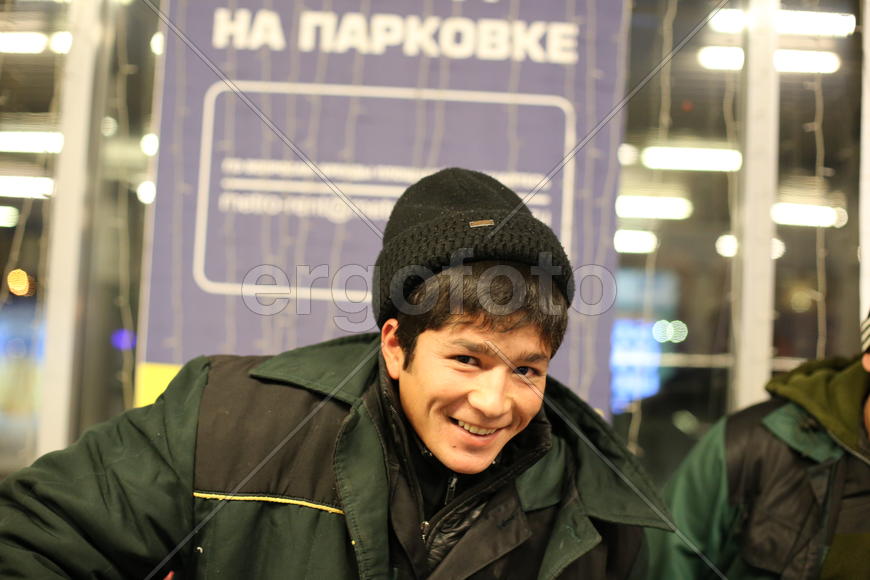 Работник магазина "МЕТРО" отдыхает