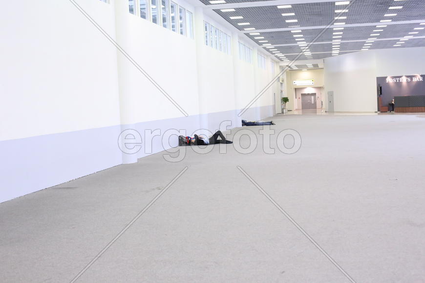 Аэропорт. Спящие люди