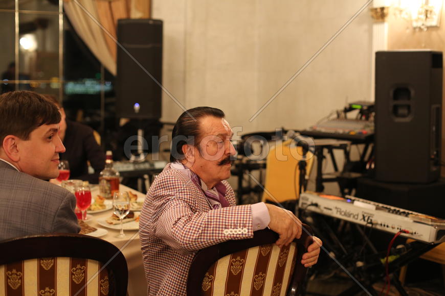 Вилли Токарев готовится к выступлению