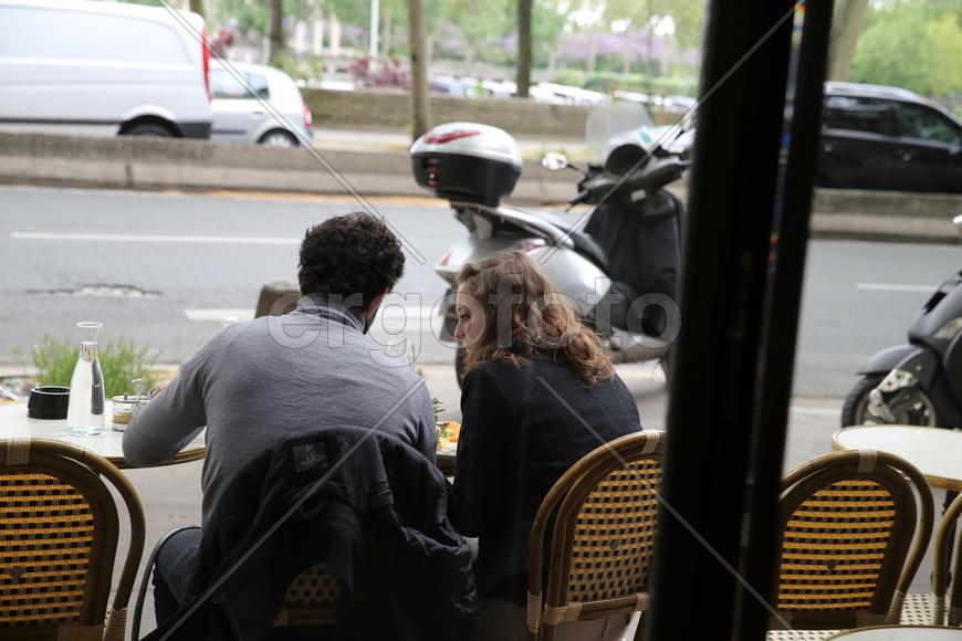 Кафе. Спины влюбленных.