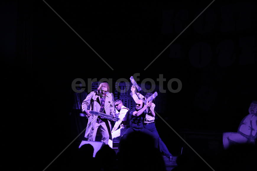 Сцена из спектакля "Копы в огне"