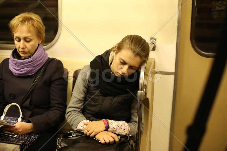 Девушка в метро