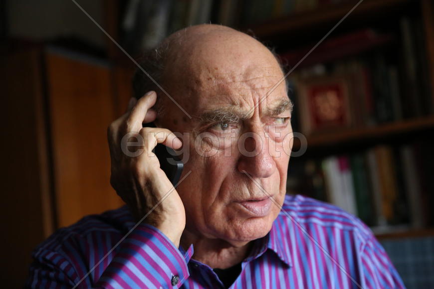 Лев Колодный слушает