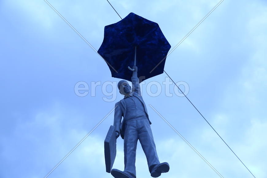 Скульптура человека под зонтом