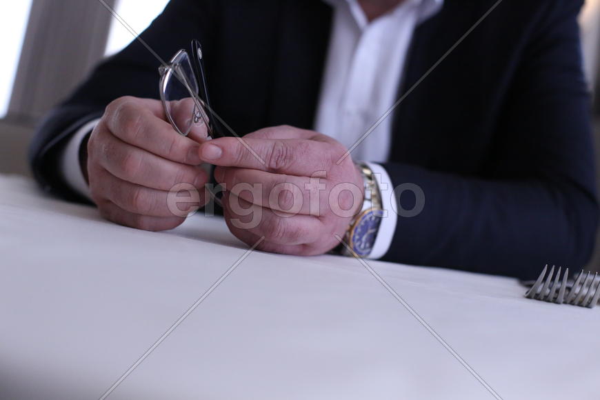 Руки держат очки