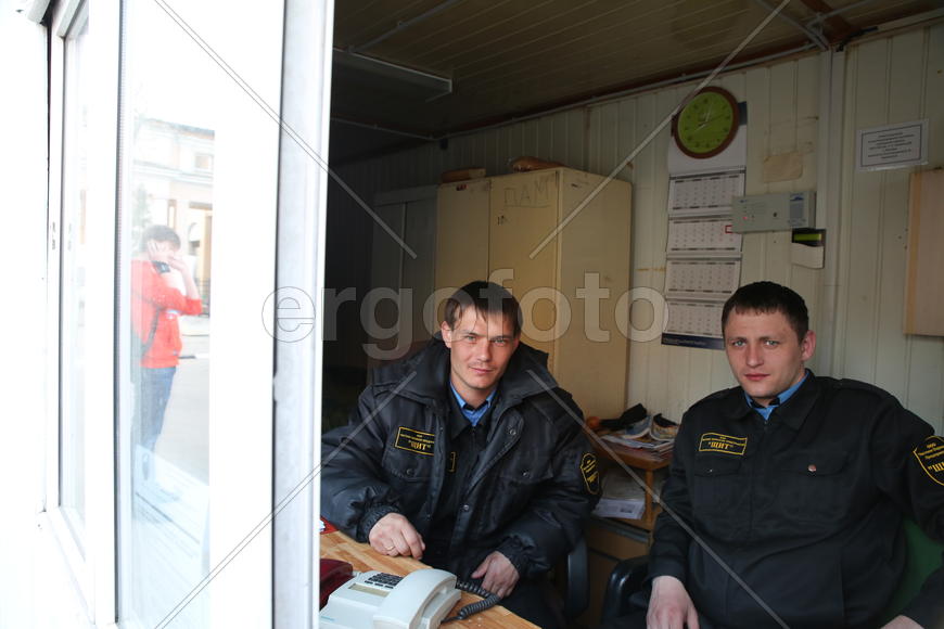 Друзья охранники