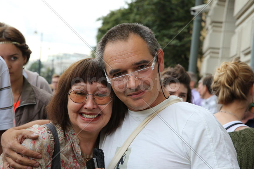 Антон Носик с мамой, митинг