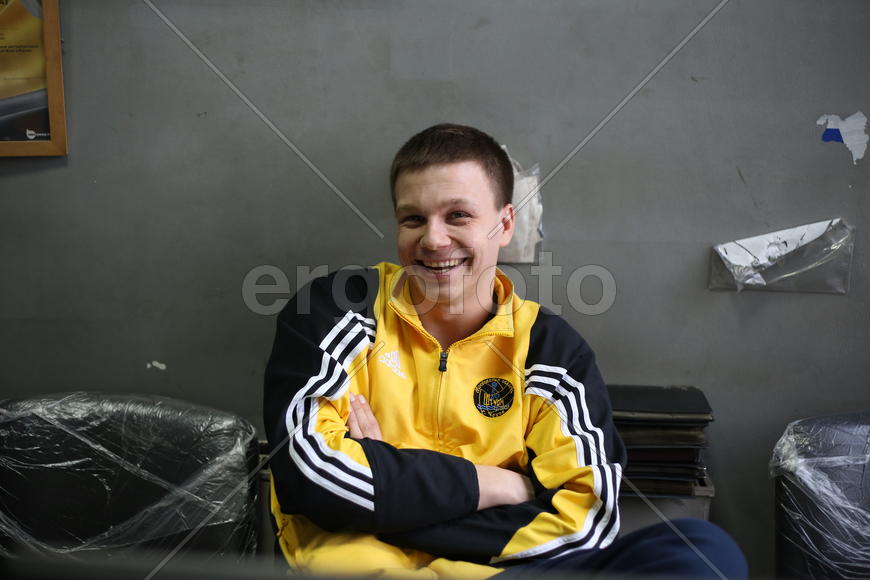 Парень в автосервисе.