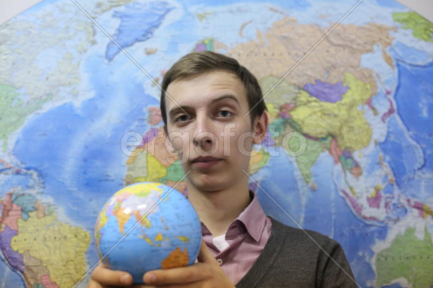 Петрухин и земной шар