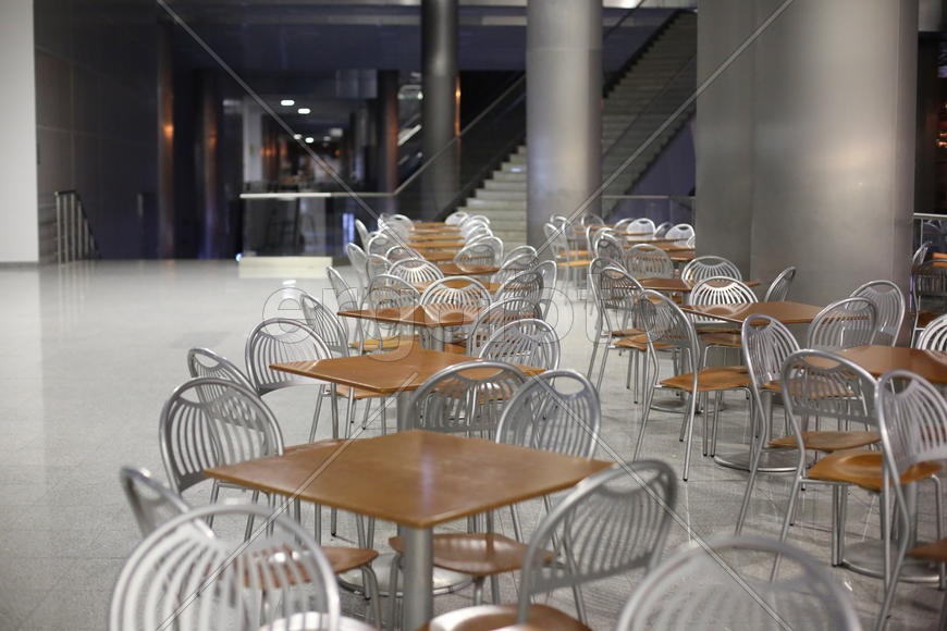 Столы и стулья в кафе