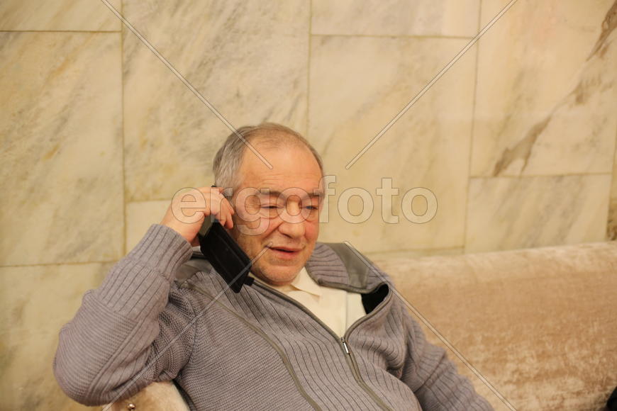 Левон Айрапетян говорит по телефону