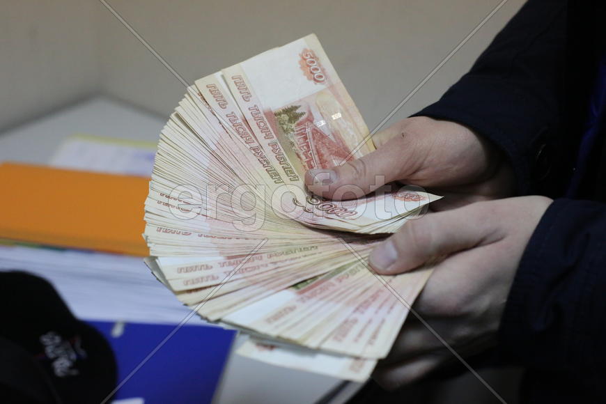 Пятитысячные купюры веером