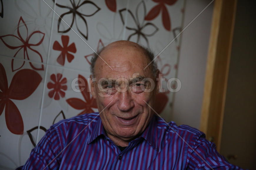 Лев Колодный смеется