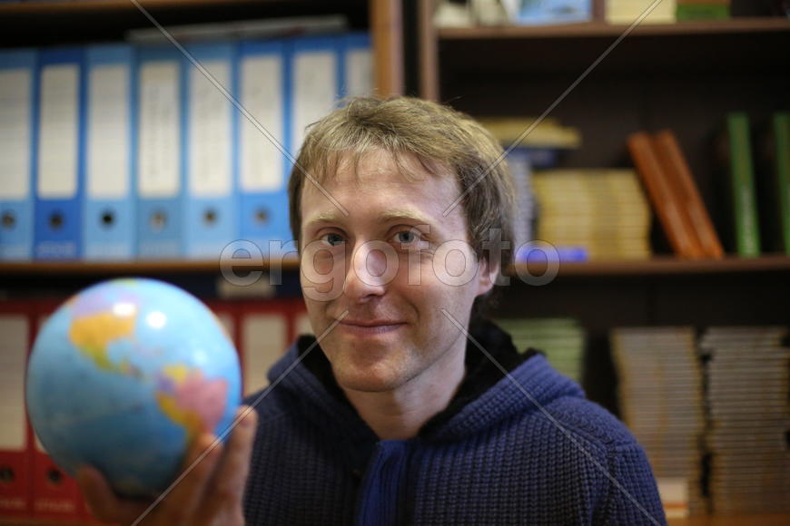 Сергей Сергеевич Грибачев с глобусом