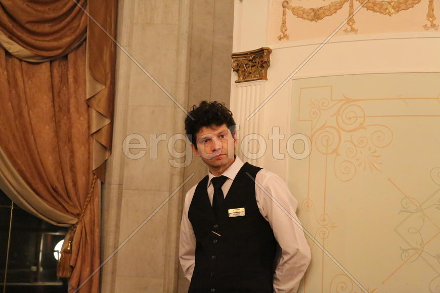 Официант в Президент-отеле