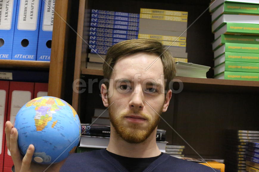 Пронин улыбается