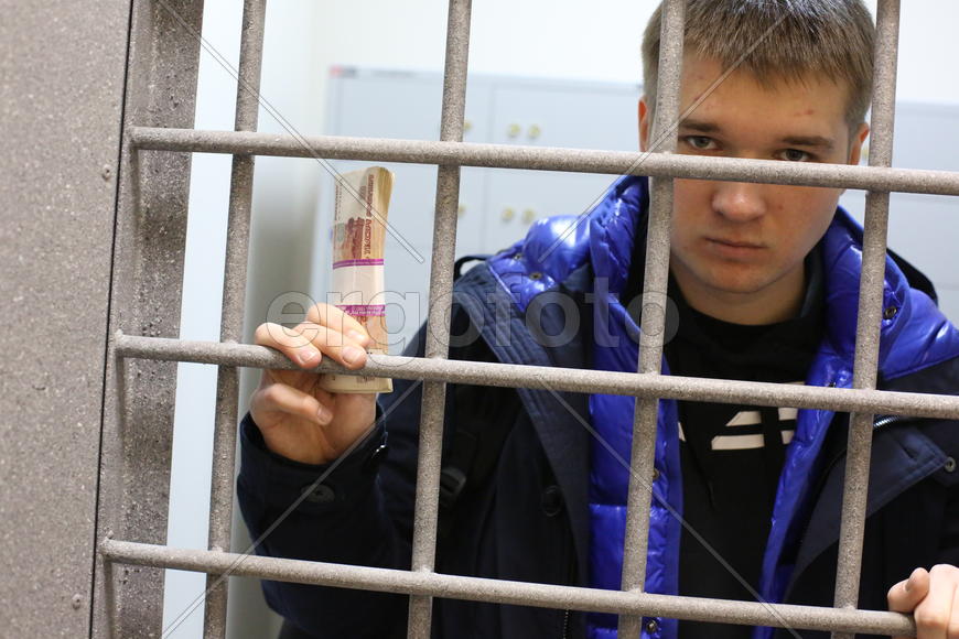 Деньги, человек, решетка