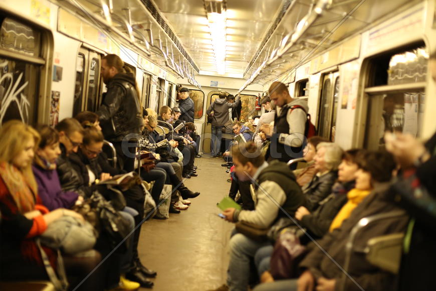 Пассажиры в метро