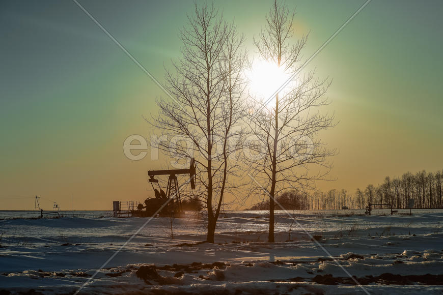 Добыча нефти в лучах заката...
