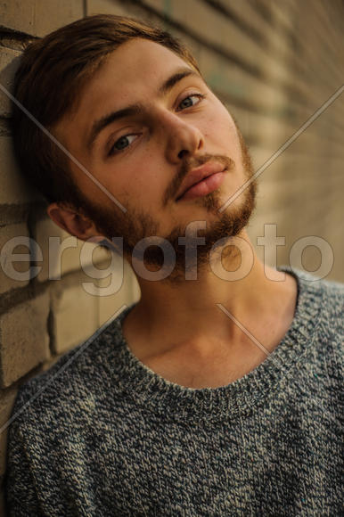 Костя у стены