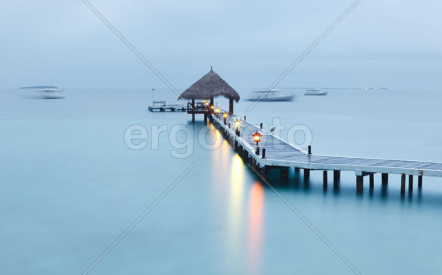 Гладь воды и мостик