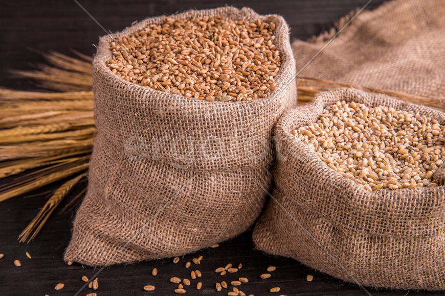 Пшеница и овсянка в мешочках крупным планом