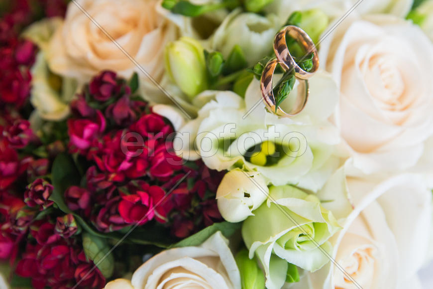 Свадебные кольца на букете