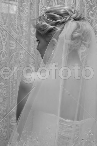 Ожидание невесты у окна