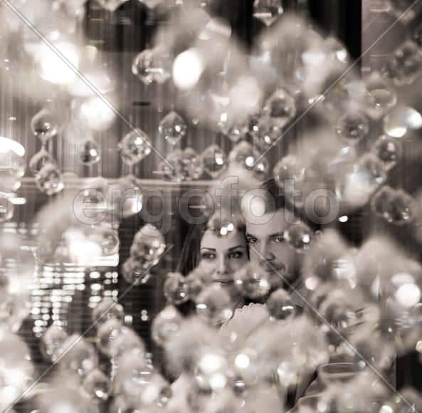 Пара за хрустальными шариками