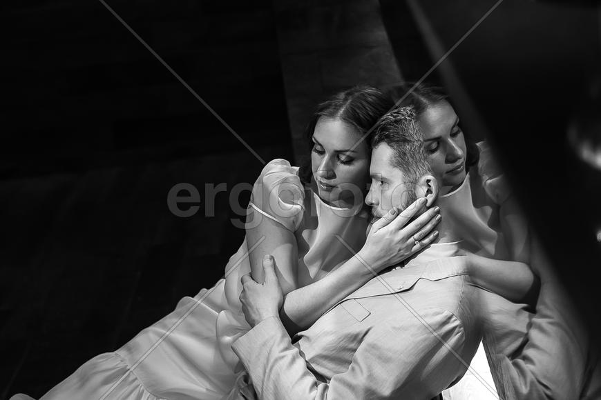 Он и она в отражении барной стойки