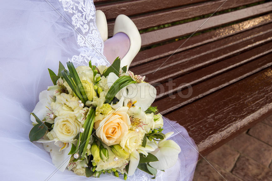 Отдых невесты на лавочке