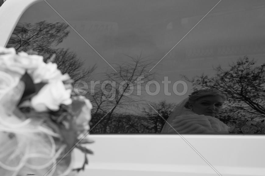 Отражение невесты в окне лимузина