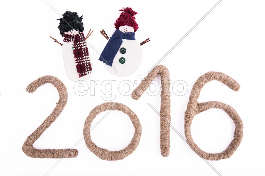 Снеговики в шапках и шарфах с символом 2016 года