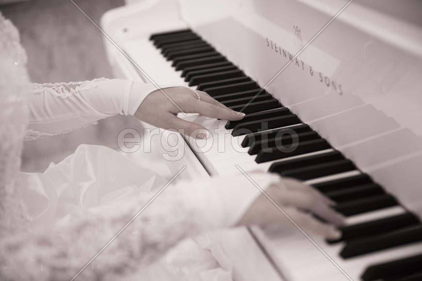 Игра на белом рояле