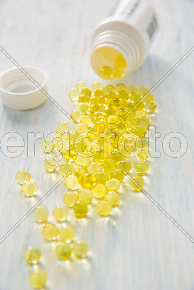 Рыбий жир, рассыпанный на белом столе