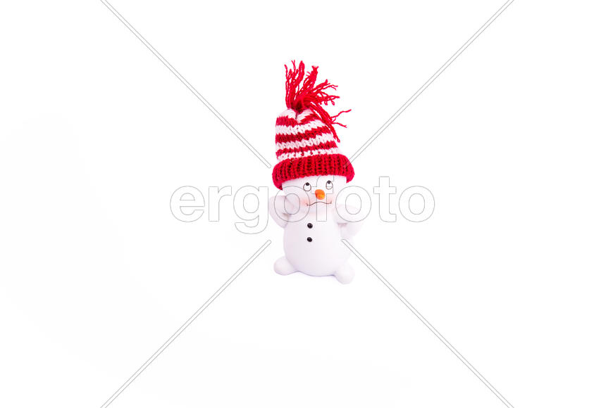 Маленький наглый новогодний снеговичок в шапочке